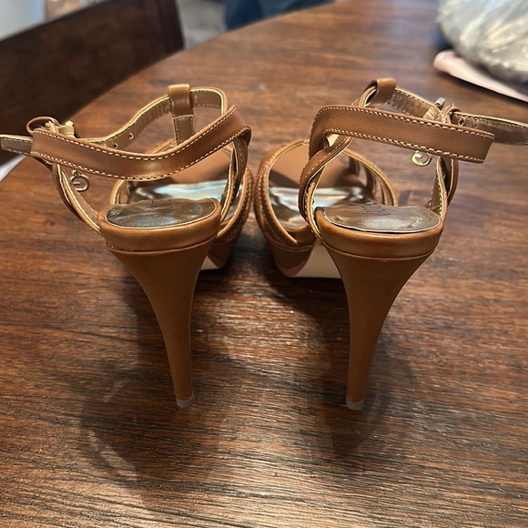Guess heels worn only once in Cognac color. Very comfortable to walk in. - Picture 3 of 4
